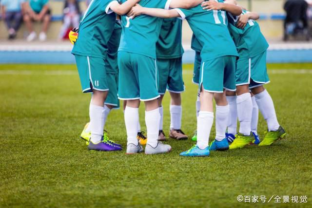 郑钦文重返四强 张帅与西尼亚科娃双打表现出色